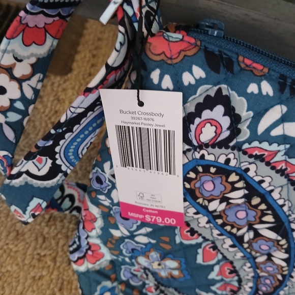 NWT Vera Bradley cross body bucket purse - Picture 2 of 3